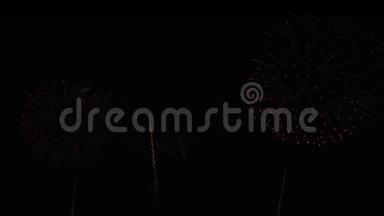 在黑色背景下举行的<strong>绚丽多彩的</strong>焰火庆祝活动，新年假期概念股视频